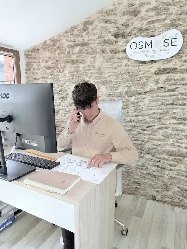 Échange avec des clients autour d'un projet d'aménagement paysager.